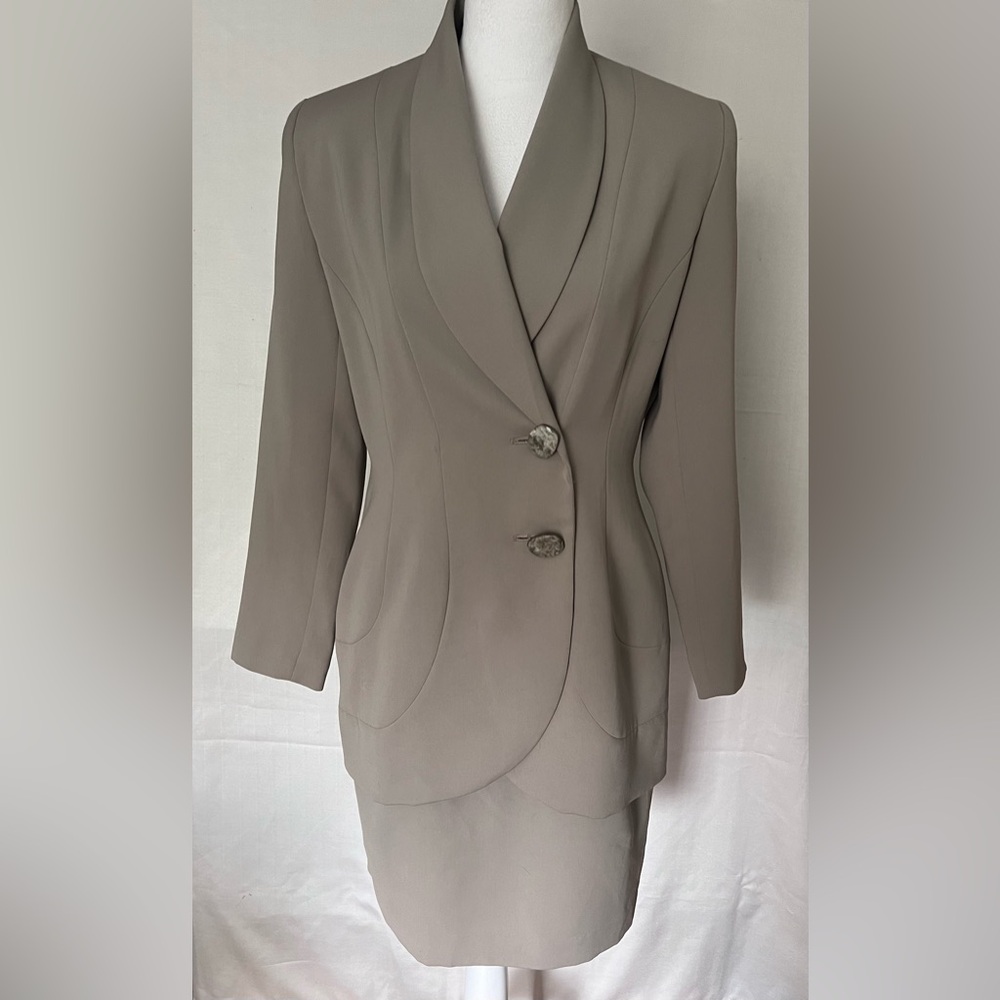 Women blazer and skirt - Size 4 
perfect for any professional or formal occa…